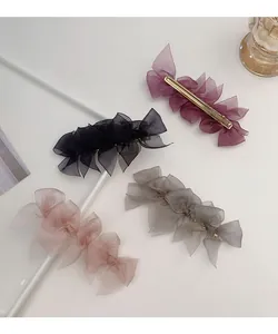 Vista dettagliata di fermagli per capelli con fiocchi in organza in vari colori
