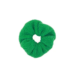 Grünes Scrunchie aus weichem Lammwoll-Fleece mit flauschiger Textur für Haare