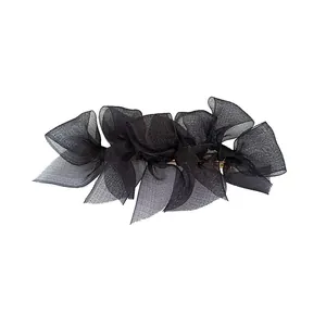 Elegante fermaglio per capelli con fiocco multistrato in rete nera su sfondo bianco
