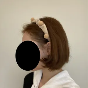 Beigefarbenes Strick-Stirnband mit Bommeln für Damen, ideal für den Winter-Look
