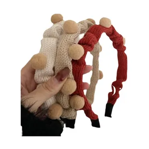 Drei gestrickte Wellen Stirnbänder mit Plüsch Pompons in Beige, Khaki und Weinrot