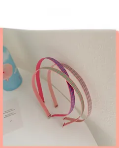 Détail de quatre serre-têtes en tissu aux couleurs pastel de style coréen épuré
