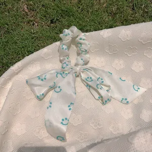 Chouchou ruban crème avec motif smiley bleu sarcelle et nœud papillon élégant