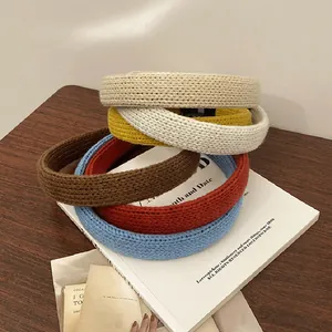 Bandeaux d'hiver en tricot épais pour femmes en plusieurs couleurs sur fond de magazine