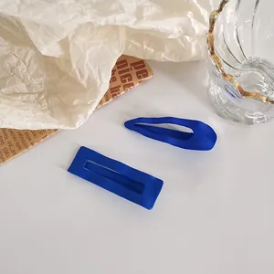 Set de pinces à cheveux bleu Klein mat avec des motifs creux rectangulaires et variés