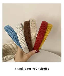 Gros plan de cinq serre-têtes en tricot coloré dans un cadre de vie chaleureux
