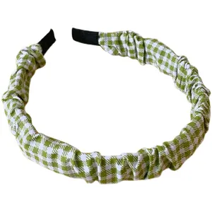 Grün-weiß kariertes Stoffstirnband mit plissierter Textur für einen dezenten Waldstil