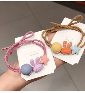 Détails des breloques lapin et étoile sur des élastiques à cheveux tressés colorés