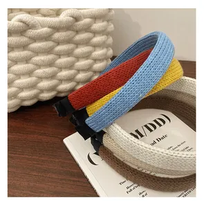 Vue détaillée de cinq bandeaux en tricot colorés montrant la texture tissée du tissu