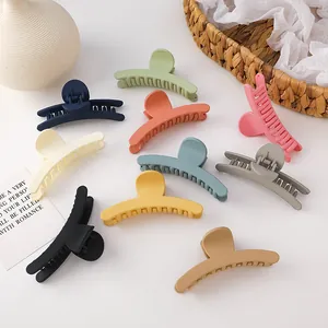 Présentation à plat de grandes pinces à cheveux mates en diverses couleurs pastel douces