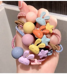 Gros plan d'élastiques à cheveux avec perles colorées et breloques lapin mignon