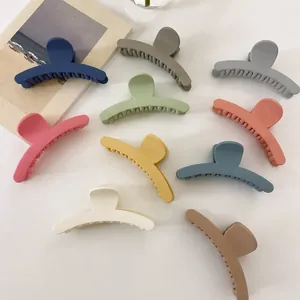 Vue détaillée de grandes pinces à cheveux mates en 10 couleurs Morandi pour femmes