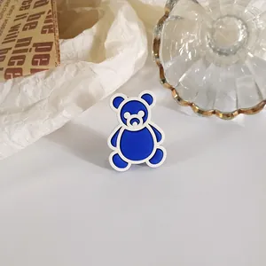 Gros plan détaillé d'une breloque de chaussure ours bleu avec une texture 3D embossée