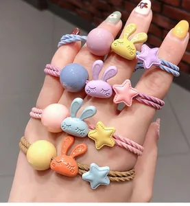 Détails d'élastiques à cheveux lapin avec étoiles en résine et perles de couleur