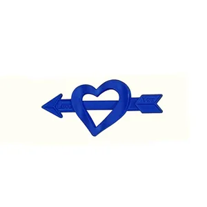 Pince à cheveux cœur et flèche bleu Klein avec gravure Love You sur fond blanc
