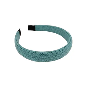 Serre-tête tricoté bleu clair pour femme avec une texture de tissage minimaliste
