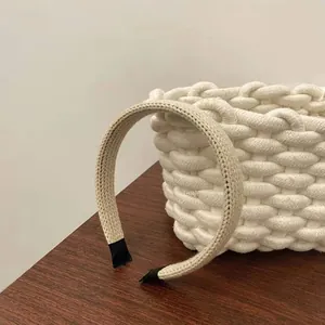Serre-tête large en tricot beige pour femme avec texture douce et embouts noirs