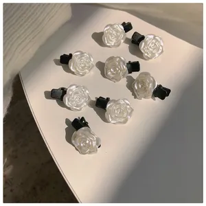 Lot de 8 mini pinces à cheveux roses blanches au fini perlé sur fond de tissu crème