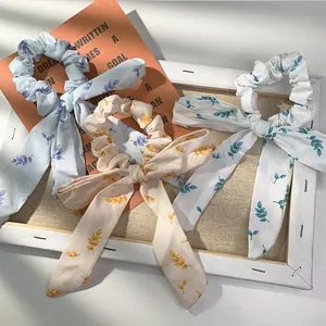 Drei Haargummis mit floralem Muster in Blau, Beige und Weiß mit Schleifendetail
