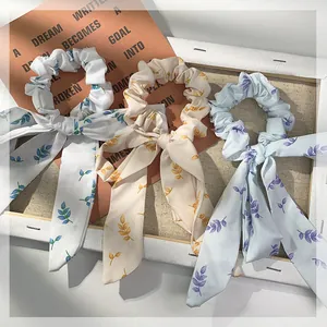 Dreiteiliges florales Chiffon-Haargummi-Set mit langen Bändern in Weiß, Beige und Blau