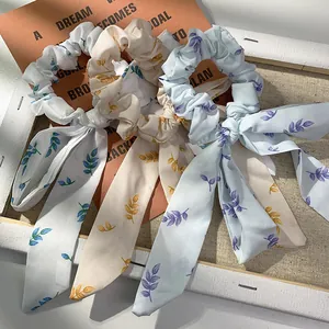 Florale Haargummis mit langen Bändern in Weiß, Aprikose und Hellblau für Damen