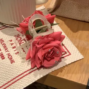 Pince à cheveux rose avec rose en tissu dégradé, perles argentées et ressort doré
