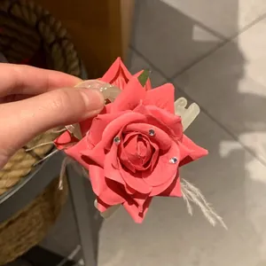 Pince à cheveux rose rouge en tissu avec strass et base transparente crème élégante
