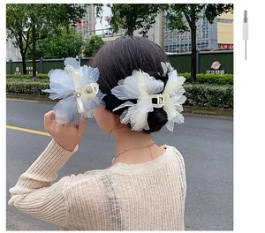 Detalle de pinzas para el cabello elegantes con flores de malla y diamantes de imitación