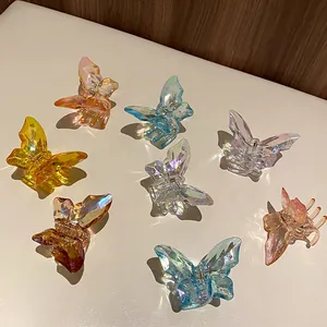 Barrettes papillon en cristal irisé proposées en huit couleurs arc-en-ciel variées
