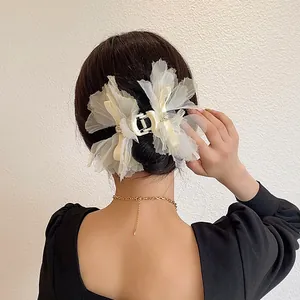 Elegante pinza para el cabello de organza crema con lazo y pedrería en modelo