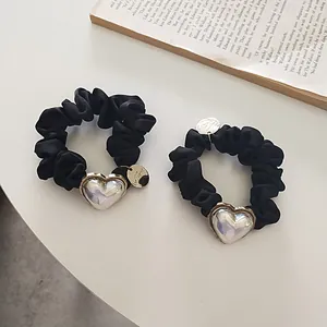 Lot de chouchous en satin noir avec pendentifs coeur irisés et plaques dorées