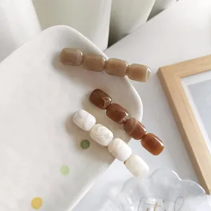 Set di tre fermagli per capelli in acrilico con trama marmorizzata in bianco e marrone