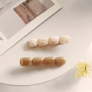 Eleganti fermagli per capelli in acrilico con perle in resina marmorizzata crema e ambra