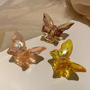 Détail de trois pinces à cheveux papillon en acrylique dégradé avec effet de coupe cristal
