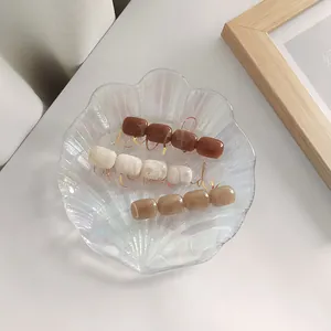 Dettaglio del set di tre fermagli per capelli con perle in acrilico effetto marmo