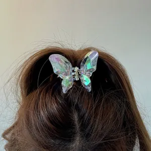 Détail d'une pince à cheveux papillon irisée avec effet cristal multi-facettes