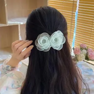 Pince à cheveux camélia élégante avec fleurs en organza blanc et perles sur cheveux