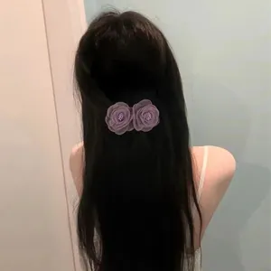 Pince à cheveux camélia violette faite main avec fleurs en organza pour coiffure femme