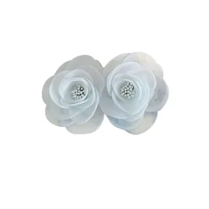 Paire de barrettes camélia en tulle blanc avec fleurs 3D et pistils perlés élégants