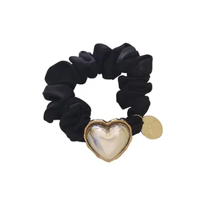 Chouchou élégant en satin noir avec grand cœur doré et pendentif métallique circulaire