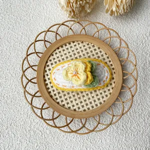 Barrette à cheveux fleurie faite main au crochet avec perle dans un panier tressé