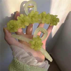 Pinces à cheveux muguet en résine jaune pâle avec une finition mate élégante