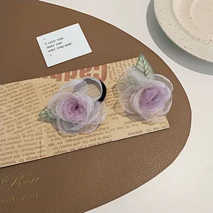 Détails d'élastiques camélia en maille violette avec feuilles vertes brodées