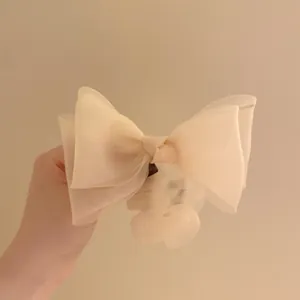 Détail du chouchou nœud en tulle multicouche en organza crème doux et léger