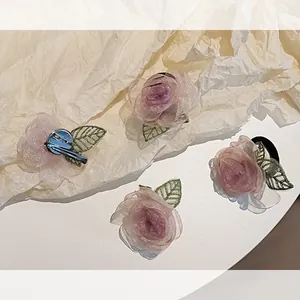 Set de barrettes et chouchous camélia violet avec pétales en maille délicate