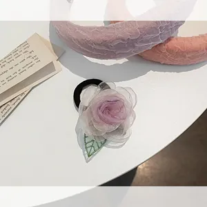 Élastique camélia 3D élégant avec pétales violets et feuille verte sur fond blanc