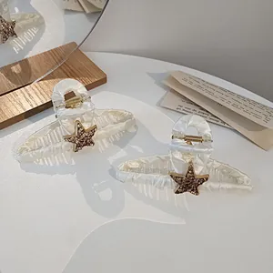 Détail de pinces à cheveux en satin blanc avec étoiles en strass et bords en tissu
