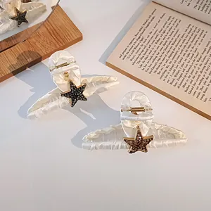 Détail macro de la pince à cheveux en satin avec strass et plis de tissu élégants en nuage