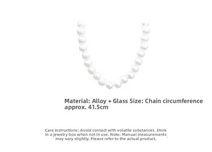 Vista detallada del collar de perlas blancas de 41,5 cm con un cierre de aleación pulida