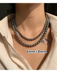 Detail van dubbellaagse Tahiti grijze parelketting met 6mm en 8mm kralen op een model
